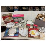 Poinsettia & Ribbon Holiday 8 pcs. Dinnerware Set