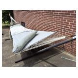 OUTDOOR HAMMOCK AND STAND *SHOWS WEAR OUTDOOR HAMMOCK AND STAND *SHOWS WEAR