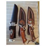 GROUP OF LEATHER SHEATHED HUNTING KNIVES GROUP OF LEATHER SHEATHED HUNTING KNIVES