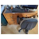YOUNG HINKLE OAK 4 DRAWER DESK WITH CHAIR YOUNG HINKLE OAK 4 DRAWER DESK WITH CHAIR