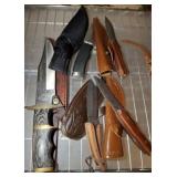 BOWIE STYLE, DAMASCUS, AND OTHER SHEATHED KNIVES BOWIE STYLE, DAMASCUS, AND OTHER SHEATHED KNIVES