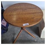 OAK ACCENT TABLE W/ SPOOL LEGS
