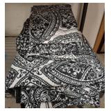 Black and White Paisley-Patterned Quilt Set