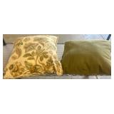 Metal Rolling Rack with Two Decorative Pillows