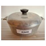 Wagner Ware Aluminum Dutch Oven, 8 Inch Diameter