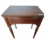 Singer Sewing Machine in 26x18x31 Cabinet