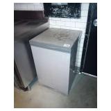 AVANTI SELF CONTAINED CHEST FREEZER