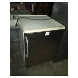 SUMMIT 1 DOOR REFRIGERATOR 23-1/2" X 24" X 33"