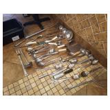LOT OF 32 UTENSILS