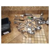 LOT OF 32 UTENSILS
