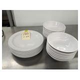 SET OF PLASTIC PLATES & BOWLS