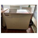 MASTER-BILT ICE CREAM FREEZER - MISSING 1 DOOR