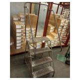 STEP LADDER ON WHEELS