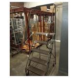 STEP LADDER ON WHEELS