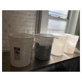 22 QT ROUND PLASTIC BINS - 3 WITH LIDS