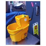 RUBBERMAID MOP BUCKET