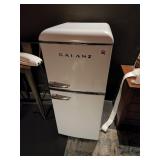 GALANZ OLD FASHIONED LOOKING REFRIGERATOR