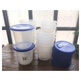 RUBBERMAID 4 QT PLASTIC BUCKETS WITH LIDS