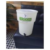 22 QT COLD BREW BUCKET WITH SPOUT