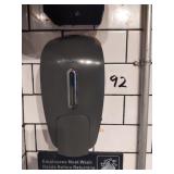 SET 2 SOAP DISPENSERS & 1 PAPER TOWEL DISPENSER