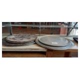 LOT OF PIZZA TRAYS & SCREENS