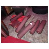 LOT PILLOWS & CUSHIONS