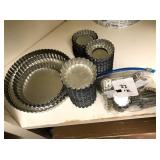 LOT ASSORTED SIZE TART PANS
