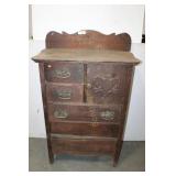 ANTQUE WOODEN DRESSER