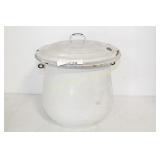 ENAMELED CHAMBER POT WITH LID