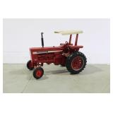 FARMALL INTERNATIONAL 826 MODEL TRACTOR