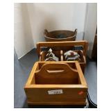 9 PIECES OF WOODEN DECORATIONS