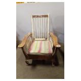 WOODEN MORRIS STYLE CHAIR