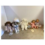 GROUPING OF DOLLS