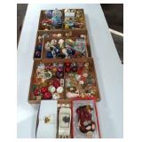 CHRISTMAS ORNAMENTS & DECOR