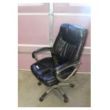 BLACK COMPUTER CHAIR