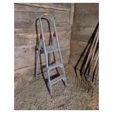ALUMINUM STEP LADDER