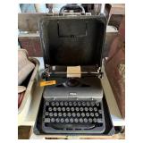 ANTIQUE ROYAL TYPEWRITER