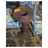 WICKER FLOWER HOLDER