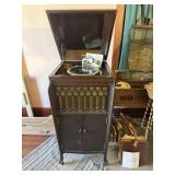 ANTIQUE UNITED RECORD PLAYER WITH RECORDS