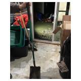 Flat shovel