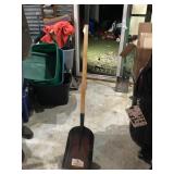 Flat shovel