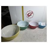 4 Pyrex nesting bowls