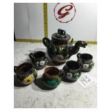 Teapot and 5 cups
