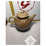 Cloy/pottery tea pot