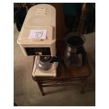 Bun coffee maker and an extra coffee pot