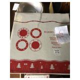 Harry&david christmas plates & 4 santa mugs