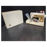 Singer Sewing Machine with Carrying Case
