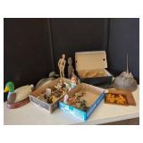 FIGURINES AND DECORATIVE OBJECTS