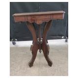 VICTORIAN WOOD SIDE TABLE WITH DECORATIVE BASE