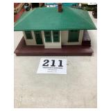 Lionel Trains #132 Illuminated Station w/train